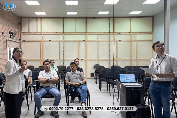 Giảng viên EST đang đứng lớp, trình bày nội dung huấn luyện và tương tác trực tiếp với học viên
